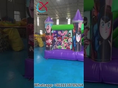 スライド付きの屋外充電式ジャンプハウス トランシルバニア ヴァンパイアテーマ充電式ジャンプハウス