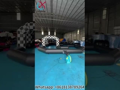 黒と白の工場 膨らませられる大型トラック レース 膨らませられる障害物コース